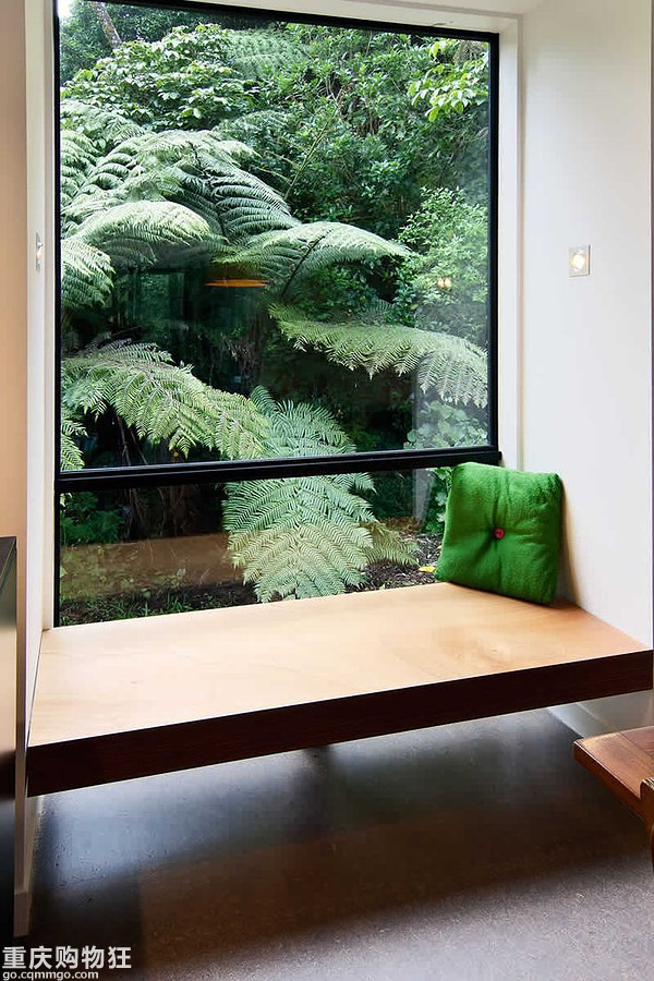 別怕，這類顏色的木板鋪滿墻一點(diǎn)也不壓抑、老土