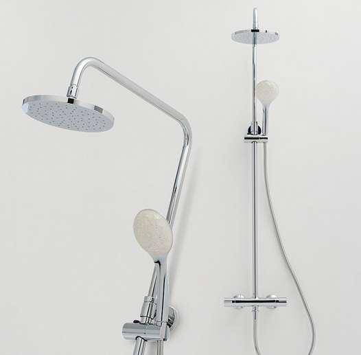 科勒的水槽和龍頭套裝也同樣受歡迎，全銅材質(zhì)的水龍頭，能360度自由旋轉(zhuǎn)，測(cè)驗(yàn)使用50萬(wàn)次無(wú)滴漏，內(nèi)置起泡器，水流無(wú)噴濺；一體成型、圓弧導(dǎo)角+雙層防堵過(guò)濾的不銹鋼水槽，左側(cè)還設(shè)置了皂液器，角度、深度設(shè)計(jì)合理科學(xué)，清洗方便。買K668T-CP凱迪廚房龍頭+依歐亞K-3583水槽套裝還送瀝水盆，此套裝在天貓店有售，699元起。（去天貓看看）（文/搜狐焦點(diǎn)家居范智奇）