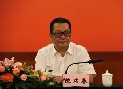 ｜點評｜ 有媒體梳理出，去年10月在家墜亡的國信證券原總裁陳鴻橋，其任職經(jīng)歷與陳應(yīng)春多有交集。2011年，因受賄罪獲刑7年的深圳市金融辦原主任李林，其任職期間的直接上司正是陳應(yīng)春。但目前并無消息顯示，這些事件存在直接關(guān)聯(lián)。