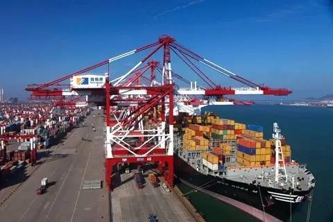 ｜點評｜ 所謂分銷中心或虛擬礦山，就是先把大量鐵礦石成批運至中國港口堆存再進行“零賣”，這樣既可提高供貨效率，也有利于與其他競爭對手競爭。國內(nèi)鋼鐵協(xié)會則擔(dān)心，此舉將影響市場價格，不利于其進行價格談判。所以，這一計劃雖然很早就被提出來，但一直沒有能夠?qū)崿F(xiàn)。